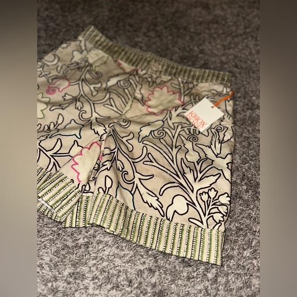 Women’s Knox Rose Floral Beige Shorts Size Medium New with Tags - Picture 2 of 9